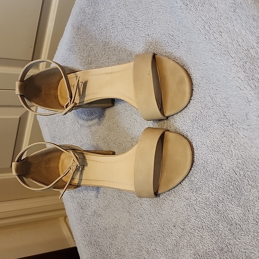 Y not? Dress shoe tan in color size 9.5 2 1/2 inch chunky heel